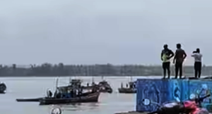 Maharashtra: Boat Carrying Ice Capsizes Near Vengurla Port in Sindhudurg, 2 Drowned, 2 Missing | Maharashtra: Boat Carrying Ice Capsizes Near Vengurla Port in Sindhudurg, 2 Drowned, 2 Missing