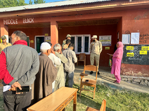 J&K: Enthusiastic voters line up in Anantnag-Rajouri LS constituency as voting starts | J&K: Enthusiastic voters line up in Anantnag-Rajouri LS constituency as voting starts