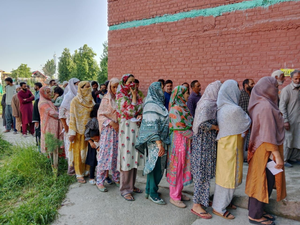Voters queue up at polling booths in J&K's Anantnag-Rajouri LS seat | Voters queue up at polling booths in J&K's Anantnag-Rajouri LS seat