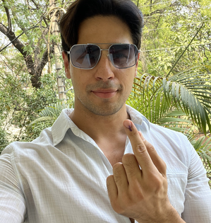 Sidharth Malhotra asks Delhi to go out and vote after flying in from Mumbai to do just that | Sidharth Malhotra asks Delhi to go out and vote after flying in from Mumbai to do just that