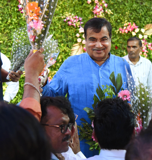 Gadkari, Sule leading; Pankaja Munde, Bharati Pawar trailing | Gadkari, Sule leading; Pankaja Munde, Bharati Pawar trailing