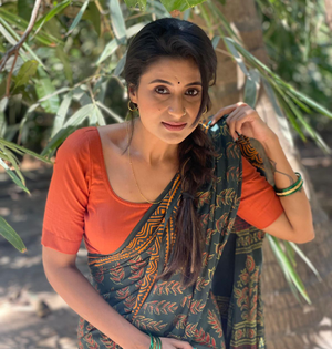Shiwani Chakraborty's 'village girl' look is about 'minimal makeup, cotton sarees, single braid' | Shiwani Chakraborty's 'village girl' look is about 'minimal makeup, cotton sarees, single braid'