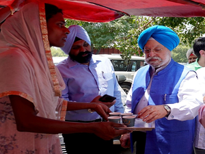 Hardeep Puri interacts with transgender tea seller in Chandigarh | Hardeep Puri interacts with transgender tea seller in Chandigarh Hardeep Puri interacts with transgender tea seller in Chandigarh | Hardeep Puri interacts with transgender tea seller in Chandigarh