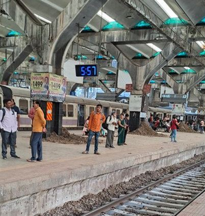 Central Railway mega block work: Shiv Sena urges Maha CM to declare holidays or allow WFH | Central Railway mega block work: Shiv Sena urges Maha CM to declare holidays or allow WFH