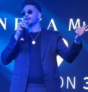When Arjun Kanungo’s female fan carried his leftover cake in her pocket | When Arjun Kanungo’s female fan carried his leftover cake in her pocket When Arjun Kanungo’s female fan carried his leftover cake in her pocket | When Arjun Kanungo’s female fan carried his leftover cake in her pocket