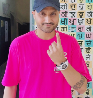 Everyone should exercise franchise, says Harbhajan Singh | Everyone should exercise franchise, says Harbhajan Singh Everyone should exercise franchise, says Harbhajan Singh | Everyone should exercise franchise, says Harbhajan Singh