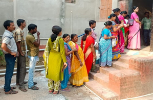 Amid violence, Bengal sees 45.07 pc voter turnout | Amid violence, Bengal sees 45.07 pc voter turnout Amid violence, Bengal sees 45.07 pc voter turnout | Amid violence, Bengal sees 45.07 pc voter turnout