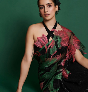 Sanya Malhotra wins best actress award at New York Indian Film Festival for 'Mrs' | Sanya Malhotra wins best actress award at New York Indian Film Festival for 'Mrs' Sanya Malhotra wins best actress award at New York Indian Film Festival for 'Mrs' | Sanya Malhotra wins best actress award at New York Indian Film Festival for 'Mrs'
