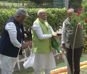 On World Environment Day 2024, PM Modi's 'Ek Ped Maa Ke Naam' Campaign (Watch Video) | On World Environment Day 2024, PM Modi's 'Ek Ped Maa Ke Naam' Campaign (Watch Video)