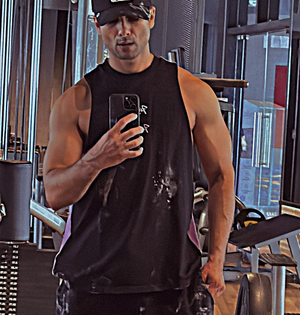 Shahid Kapoor flaunts muscles in mirror, wishes himself ‘Happy Sunday' | Shahid Kapoor flaunts muscles in mirror, wishes himself ‘Happy Sunday' Shahid Kapoor flaunts muscles in mirror, wishes himself ‘Happy Sunday' | Shahid Kapoor flaunts muscles in mirror, wishes himself ‘Happy Sunday'
