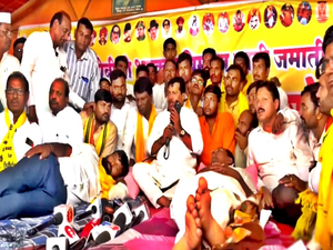 Maha Leader of Opposition Wadettiwar, Ambedkar meet striking OBC leaders | Maha Leader of Opposition Wadettiwar, Ambedkar meet striking OBC leaders Maha Leader of Opposition Wadettiwar, Ambedkar meet striking OBC leaders | Maha Leader of Opposition Wadettiwar, Ambedkar meet striking OBC leaders