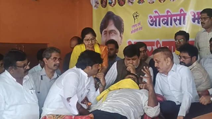 Quota row: Maha govt delegation meets striking OBC leaders in Jalna | Quota row: Maha govt delegation meets striking OBC leaders in Jalna Quota row: Maha govt delegation meets striking OBC leaders in Jalna | Quota row: Maha govt delegation meets striking OBC leaders in Jalna