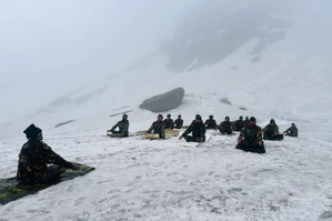 International Yoga Day 2024: Army's Trishakti Corps Performs Yoga on Mountains Near India-China Border (Watch Video) | International Yoga Day 2024: Army's Trishakti Corps Performs Yoga on Mountains Near India-China Border (Watch Video) International Yoga Day 2024: Army's Trishakti Corps Performs Yoga on Mountains Near India-China Border (Watch Video) | International Yoga Day 2024: Army's Trishakti Corps Performs Yoga on Mountains Near India-China Border (Watch Video)
