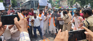 Hyderabad Police foil BJYM’s protest march to Congress office | Hyderabad Police foil BJYM’s protest march to Congress office Hyderabad Police foil BJYM’s protest march to Congress office | Hyderabad Police foil BJYM’s protest march to Congress office