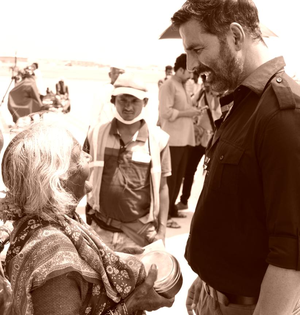 Akshay Kumar offers help to elderly woman boarding her first flight on 'Sarfira' set | Akshay Kumar offers help to elderly woman boarding her first flight on 'Sarfira' set Akshay Kumar offers help to elderly woman boarding her first flight on 'Sarfira' set | Akshay Kumar offers help to elderly woman boarding her first flight on 'Sarfira' set