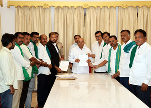 K’taka: farmers' delegation meets Guv, demands probe into MUDA land scam | K’taka: farmers' delegation meets Guv, demands probe into MUDA land scam K’taka: farmers' delegation meets Guv, demands probe into MUDA land scam | K’taka: farmers' delegation meets Guv, demands probe into MUDA land scam