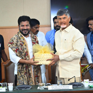 Telangana, Andhra CMs agree on panel to resolve post-bifurcation issues | Telangana, Andhra CMs agree on panel to resolve post-bifurcation issues Telangana, Andhra CMs agree on panel to resolve post-bifurcation issues | Telangana, Andhra CMs agree on panel to resolve post-bifurcation issues