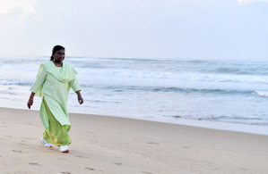 President Droupadi Murmu takes stroll on pristine Puri beach | President Droupadi Murmu takes stroll on pristine Puri beach President Droupadi Murmu takes stroll on pristine Puri beach | President Droupadi Murmu takes stroll on pristine Puri beach