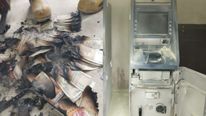 Rs 500 notes burnt in ATM during robbery bid in Maharashtra | Rs 500 notes burnt in ATM during robbery bid in Maharashtra Rs 500 notes burnt in ATM during robbery bid in Maharashtra | Rs 500 notes burnt in ATM during robbery bid in Maharashtra