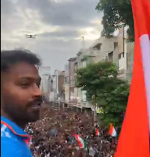 Over 3.5 lakh fans welcome Hardik Pandya in victory parade in Vadodara homecoming | Over 3.5 lakh fans welcome Hardik Pandya in victory parade in Vadodara homecoming Over 3.5 lakh fans welcome Hardik Pandya in victory parade in Vadodara homecoming | Over 3.5 lakh fans welcome Hardik Pandya in victory parade in Vadodara homecoming