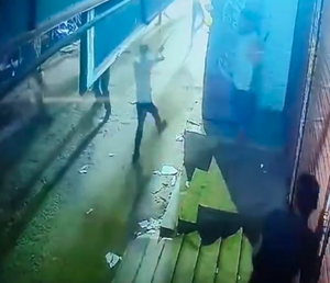 Muharram Clashes: Grocery Shop Owner Beaten in Patna, Cops Attacked in Muzaffarpur (Watch Video) | Muharram Clashes: Grocery Shop Owner Beaten in Patna, Cops Attacked in Muzaffarpur (Watch Video) Muharram Clashes: Grocery Shop Owner Beaten in Patna, Cops Attacked in Muzaffarpur (Watch Video) | Muharram Clashes: Grocery Shop Owner Beaten in Patna, Cops Attacked in Muzaffarpur (Watch Video)