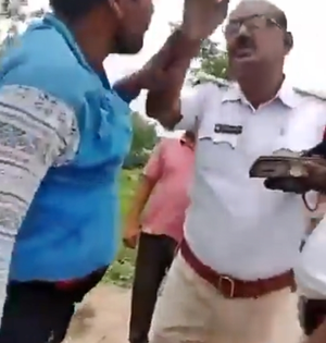 Telangana traffic cop transferred for manhandling, abusing driver | Telangana traffic cop transferred for manhandling, abusing driver Telangana traffic cop transferred for manhandling, abusing driver | Telangana traffic cop transferred for manhandling, abusing driver