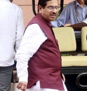 Padyatra to Mysuru will be held as planned by BJP-JD(S), assures Union Minister Joshi | Padyatra to Mysuru will be held as planned by BJP-JD(S), assures Union Minister Joshi Padyatra to Mysuru will be held as planned by BJP-JD(S), assures Union Minister Joshi | Padyatra to Mysuru will be held as planned by BJP-JD(S), assures Union Minister Joshi