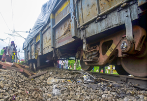 Six trains remain cancelled on Guwahati line, after derailment of goods train's wagon | Six trains remain cancelled on Guwahati line, after derailment of goods train's wagon Six trains remain cancelled on Guwahati line, after derailment of goods train's wagon | Six trains remain cancelled on Guwahati line, after derailment of goods train's wagon