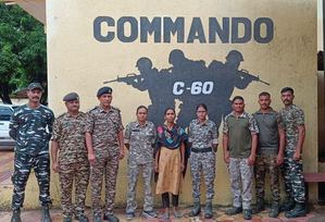 Dreaded woman Maoist commander with Rs 8L bounty surrenders in Gadchiroli | Dreaded woman Maoist commander with Rs 8L bounty surrenders in Gadchiroli Dreaded woman Maoist commander with Rs 8L bounty surrenders in Gadchiroli | Dreaded woman Maoist commander with Rs 8L bounty surrenders in Gadchiroli
