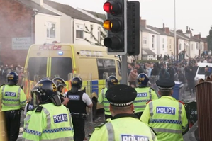 UK: Violent mob clashes with cops outside mosque in Southport | UK: Violent mob clashes with cops outside mosque in Southport
