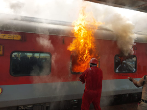 Andhra Pradesh: Fire Breaks Out in Empty Train at Visakhapatnam Station, No Casualties (Watch Video) | Andhra Pradesh: Fire Breaks Out in Empty Train at Visakhapatnam Station, No Casualties (Watch Video) Andhra Pradesh: Fire Breaks Out in Empty Train at Visakhapatnam Station, No Casualties (Watch Video) | Andhra Pradesh: Fire Breaks Out in Empty Train at Visakhapatnam Station, No Casualties (Watch Video)
