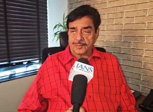 Politicising RG Kar Hospital case is wrong, I support Mamata Banerjee: Shatrughan Sinha | Politicising RG Kar Hospital case is wrong, I support Mamata Banerjee: Shatrughan Sinha Politicising RG Kar Hospital case is wrong, I support Mamata Banerjee: Shatrughan Sinha | Politicising RG Kar Hospital case is wrong, I support Mamata Banerjee: Shatrughan Sinha