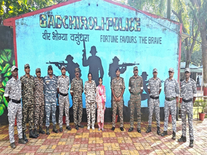 Dreaded woman Maoist with crimes in Odisha, Chhattisgarh surrenders in Maharashtra | Dreaded woman Maoist with crimes in Odisha, Chhattisgarh surrenders in Maharashtra Dreaded woman Maoist with crimes in Odisha, Chhattisgarh surrenders in Maharashtra | Dreaded woman Maoist with crimes in Odisha, Chhattisgarh surrenders in Maharashtra