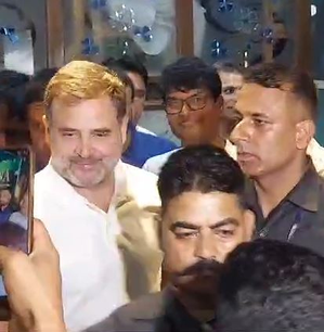 Rahul Gandhi relishes Kashmiri ‘Wazwan’ at Srinagar’s famous hotel | Rahul Gandhi relishes Kashmiri ‘Wazwan’ at Srinagar’s famous hotel