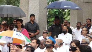Maharashtra Bandh Called Off: MVA Leaders, Including Sharad Pawar, Hold Silent Sit-in Protests in Pune Over Badlapur Sexual Assault Case (Watch Video) | Maharashtra Bandh Called Off: MVA Leaders, Including Sharad Pawar, Hold Silent Sit-in Protests in Pune Over Badlapur Sexual Assault Case (Watch Video)
