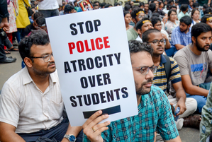 Under pressure, Kolkata Police lift barricades to allow junior doctors to march ahead | Under pressure, Kolkata Police lift barricades to allow junior doctors to march ahead Under pressure, Kolkata Police lift barricades to allow junior doctors to march ahead | Under pressure, Kolkata Police lift barricades to allow junior doctors to march ahead