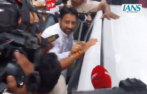 ED arrests AAP MLA Amanatullah Khan following raid at his home | ED arrests AAP MLA Amanatullah Khan following raid at his home