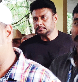 Fan murder case: Court warns Kannada actor Darshan over absence from proceedings | Fan murder case: Court warns Kannada actor Darshan over absence from proceedings Fan murder case: Court warns Kannada actor Darshan over absence from proceedings | Fan murder case: Court warns Kannada actor Darshan over absence from proceedings