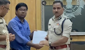 Protesting junior doctors meet Kolkata Police Commissioner, demand his resignation | Protesting junior doctors meet Kolkata Police Commissioner, demand his resignation Protesting junior doctors meet Kolkata Police Commissioner, demand his resignation | Protesting junior doctors meet Kolkata Police Commissioner, demand his resignation