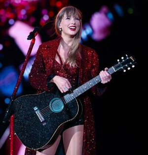 Taylor Swift arrives to cheer for beau Travis Kelce at Chiefs-Ravens game | Taylor Swift arrives to cheer for beau Travis Kelce at Chiefs-Ravens game