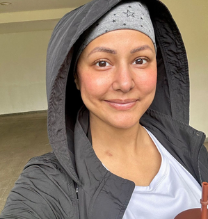 Hina Khan finds a reason to ‘smile through pain’ | Hina Khan finds a reason to ‘smile through pain’ Hina Khan finds a reason to ‘smile through pain’ | Hina Khan finds a reason to ‘smile through pain’