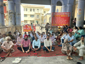 Over 2,500 government doctors in Punjab call off strike | Over 2,500 government doctors in Punjab call off strike Over 2,500 government doctors in Punjab call off strike | Over 2,500 government doctors in Punjab call off strike