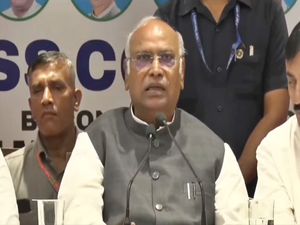 Why no action against BJP leader over hateful remarks on Rahul, questions Kharge | Why no action against BJP leader over hateful remarks on Rahul, questions Kharge Why no action against BJP leader over hateful remarks on Rahul, questions Kharge | Why no action against BJP leader over hateful remarks on Rahul, questions Kharge