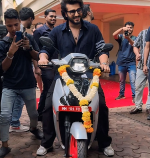 Arjun Kapoor brings home his first e-scooter | Arjun Kapoor brings home his first e-scooter Arjun Kapoor brings home his first e-scooter | Arjun Kapoor brings home his first e-scooter