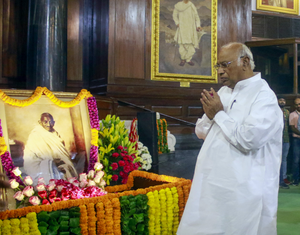 Ideals of truth, non-violence, 'satyagraha' always remain source of inspiration for us: Mallikarjun Kharge remembers Mahatma Gandhi | Ideals of truth, non-violence, 'satyagraha' always remain source of inspiration for us: Mallikarjun Kharge remembers Mahatma Gandhi
