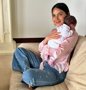 Olivia Munn shares photo of herself with newborn in support of breast cancer awareness | Olivia Munn shares photo of herself with newborn in support of breast cancer awareness Olivia Munn shares photo of herself with newborn in support of breast cancer awareness | Olivia Munn shares photo of herself with newborn in support of breast cancer awareness