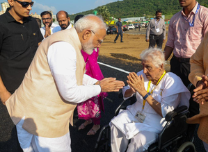 In a rare gesture, PM spends few moments with octogenarian BJP leader Veena Bhatia in Thane | In a rare gesture, PM spends few moments with octogenarian BJP leader Veena Bhatia in Thane In a rare gesture, PM spends few moments with octogenarian BJP leader Veena Bhatia in Thane | In a rare gesture, PM spends few moments with octogenarian BJP leader Veena Bhatia in Thane