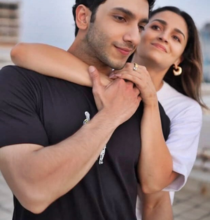 Vedang Raina’s treats Alia Bhatt with Marathi version of ‘Phoolon Ka Taro Ka’ | Vedang Raina’s treats Alia Bhatt with Marathi version of ‘Phoolon Ka Taro Ka’ Vedang Raina’s treats Alia Bhatt with Marathi version of ‘Phoolon Ka Taro Ka’ | Vedang Raina’s treats Alia Bhatt with Marathi version of ‘Phoolon Ka Taro Ka’