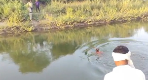 Nagpur tragedy: Four school students swept away in canal while bathing | Nagpur tragedy: Four school students swept away in canal while bathing Nagpur tragedy: Four school students swept away in canal while bathing | Nagpur tragedy: Four school students swept away in canal while bathing