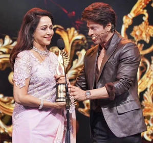 ‘Dream Girl’ Hema Malini thanks Shahrukh Khan for this special award | ‘Dream Girl’ Hema Malini thanks Shahrukh Khan for this special award ‘Dream Girl’ Hema Malini thanks Shahrukh Khan for this special award | ‘Dream Girl’ Hema Malini thanks Shahrukh Khan for this special award